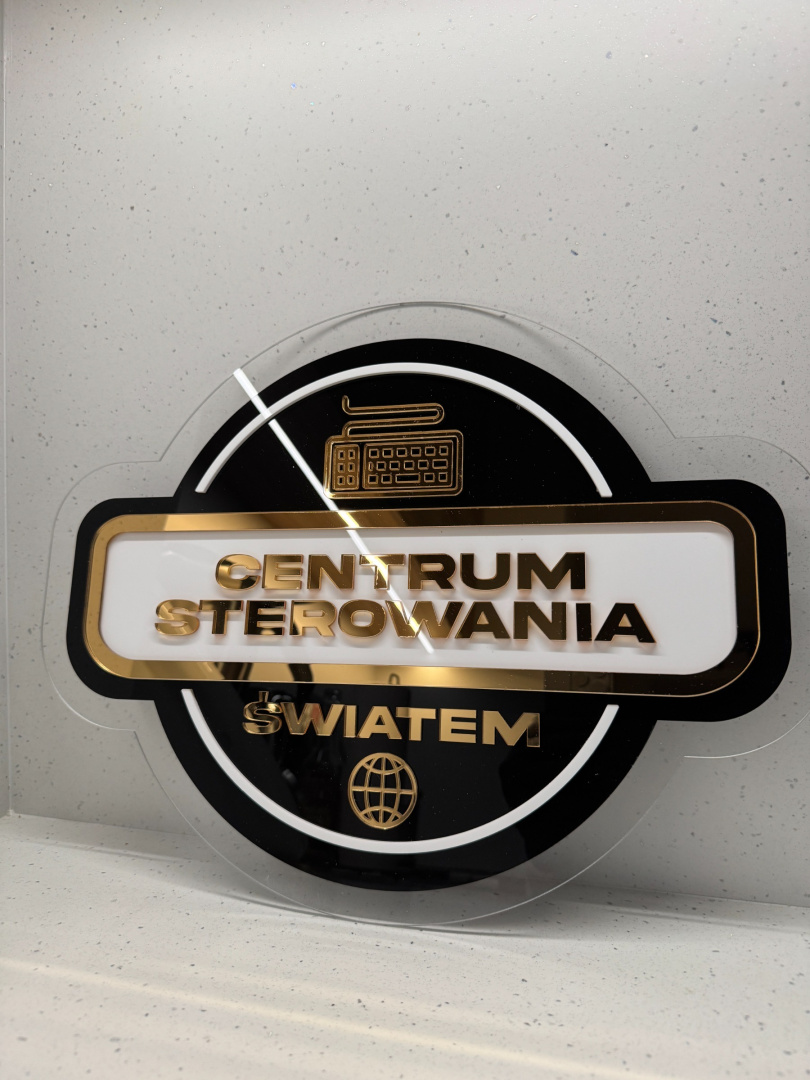 Logo-z-plexi-na-sciane-1