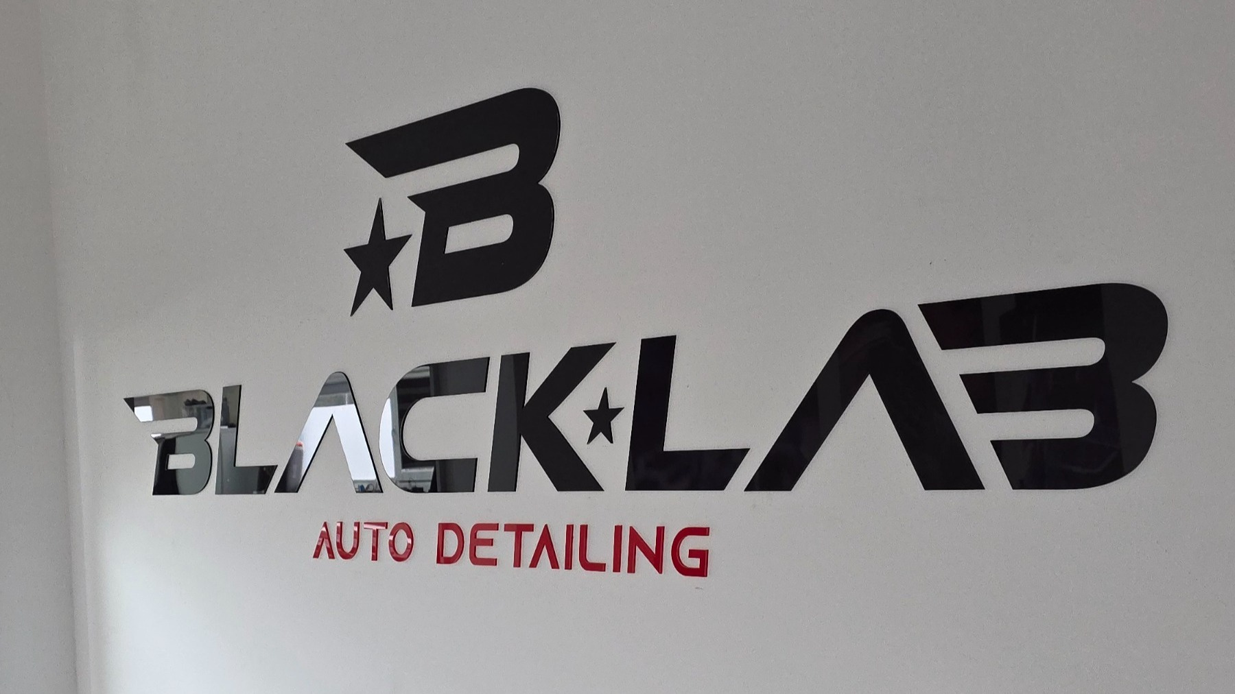 Logo-z-plexi-na-sciane-4