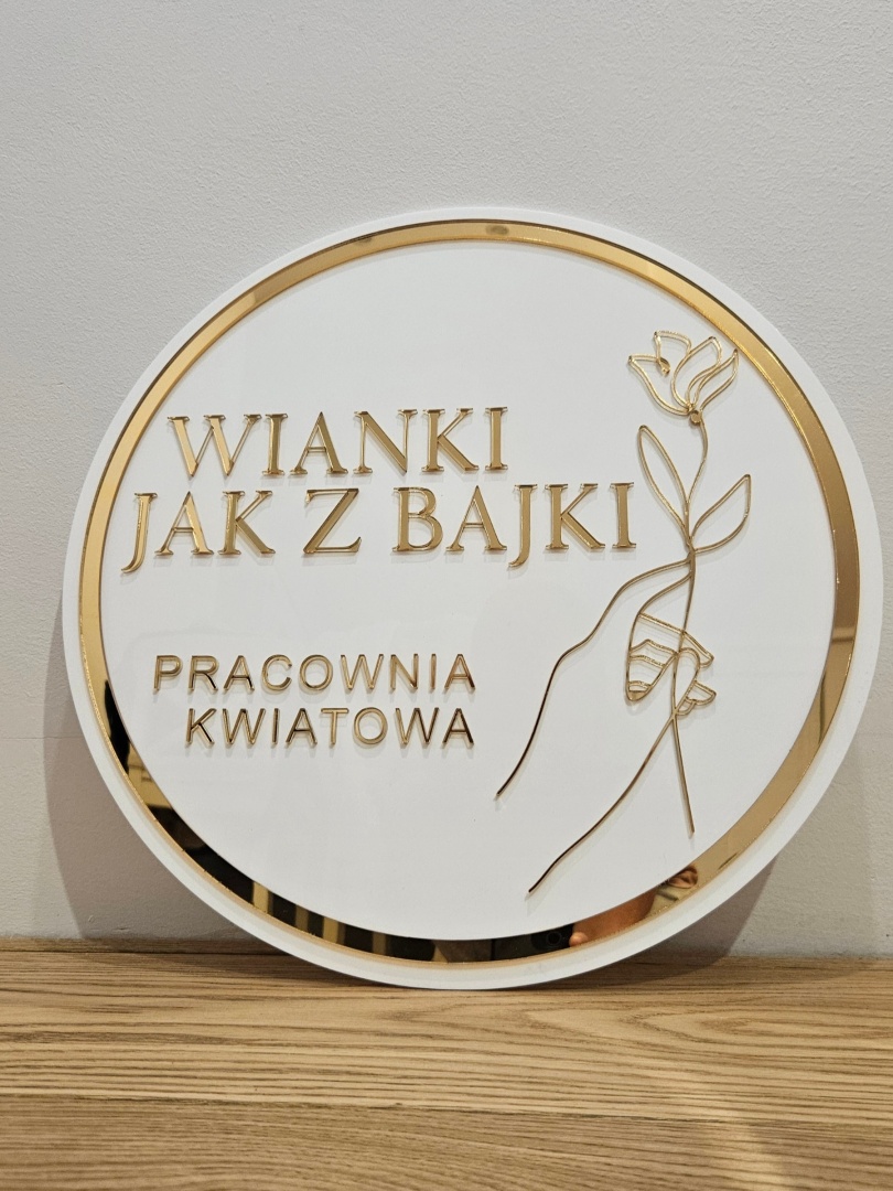 Okragly-szyld-tablica-z-logo-z-plexi-na-sciane-1