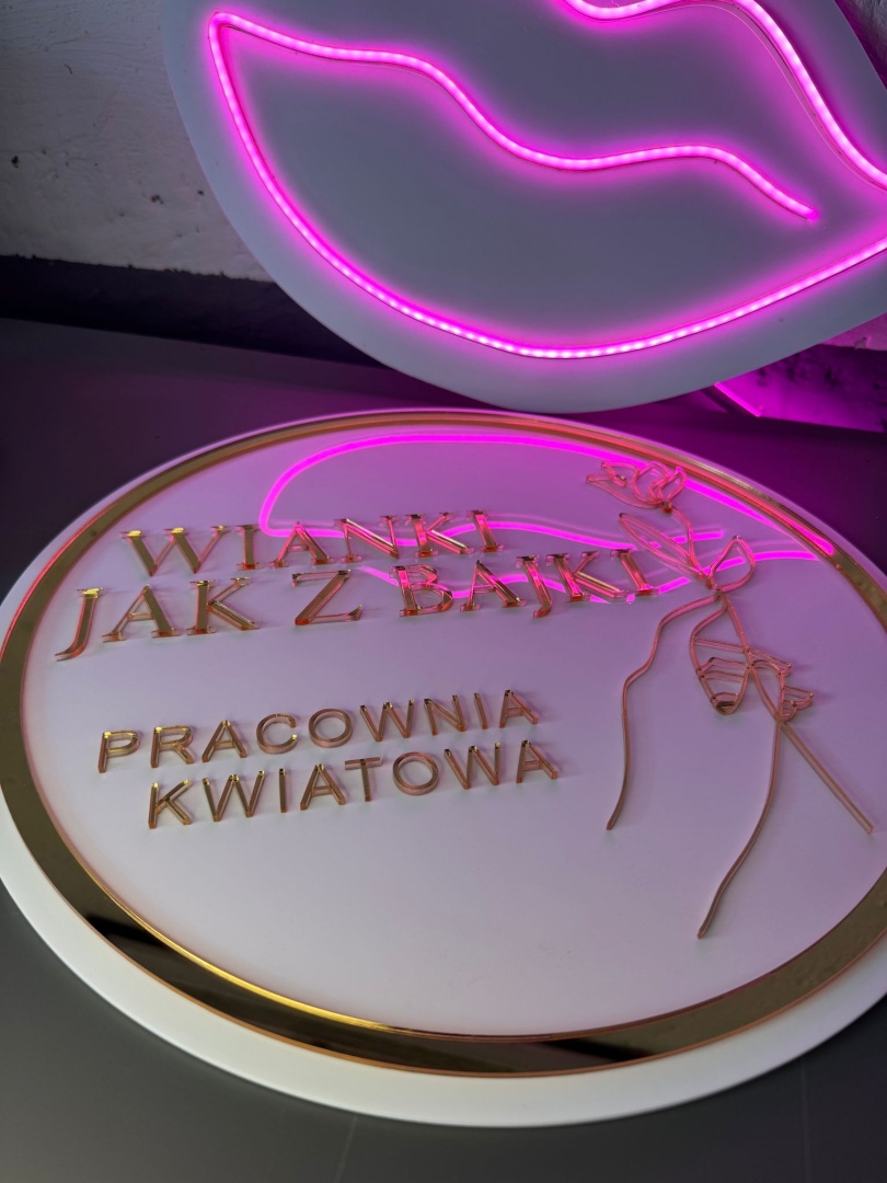 Okragly-szyld-tablica-z-logo-z-plexi-na-sciane-3