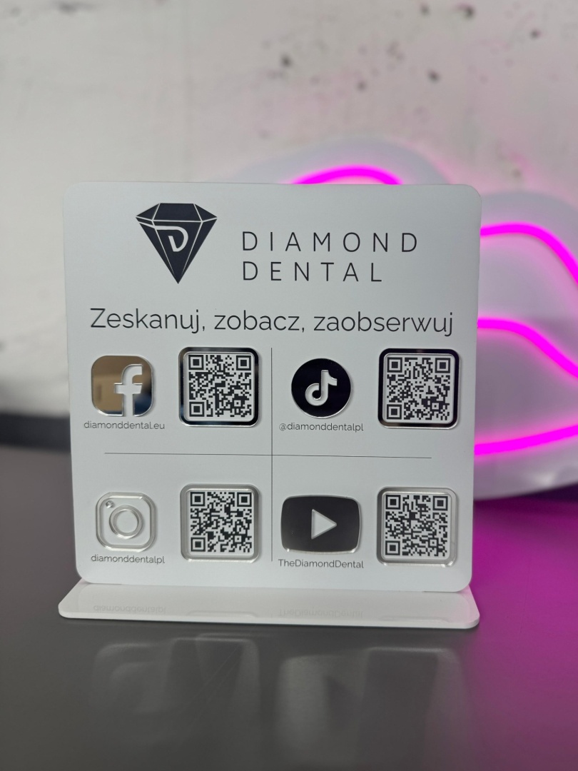 Prezenter-stand-stojak-social-media-z-4-kodami-QR-i-logo-1