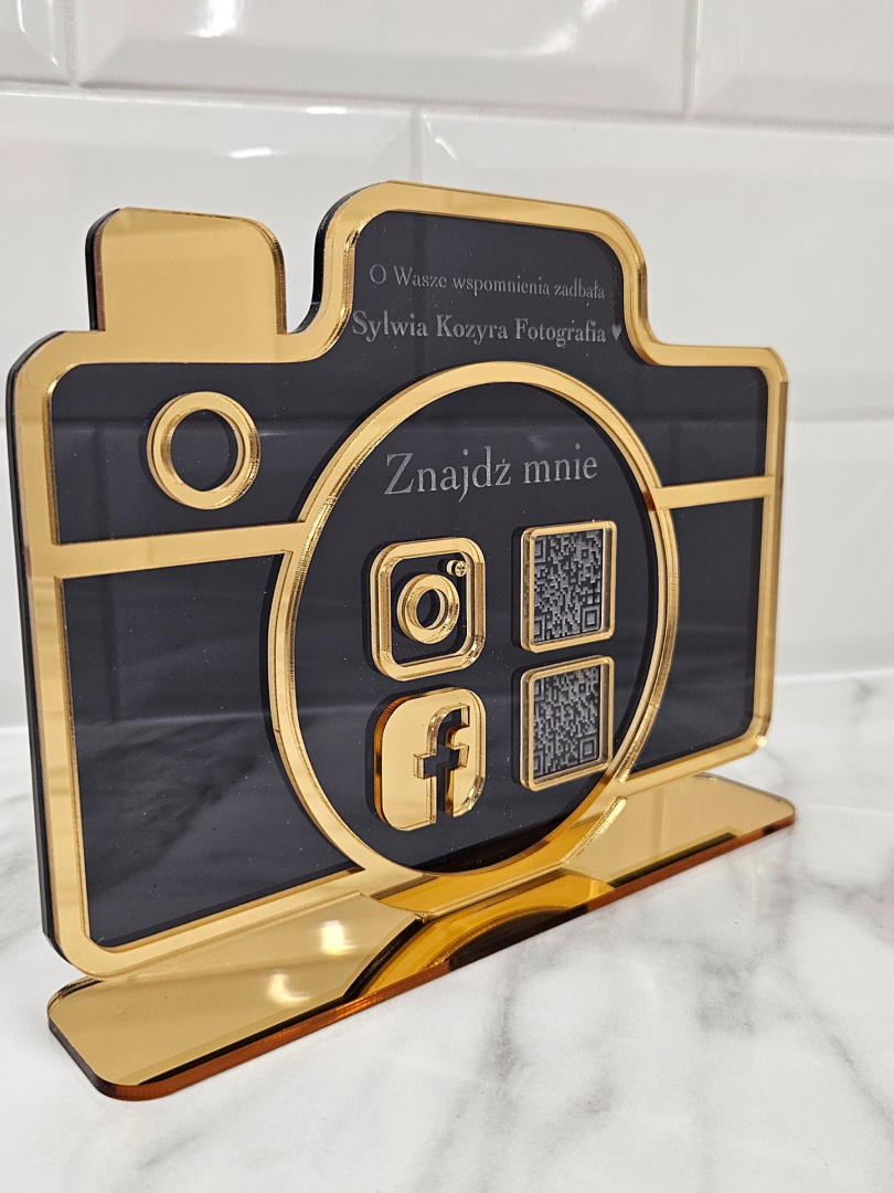 Prezenter-stand-stojak-z-logiem-i-kodem-QR-Aparat-dla-fotografa-2