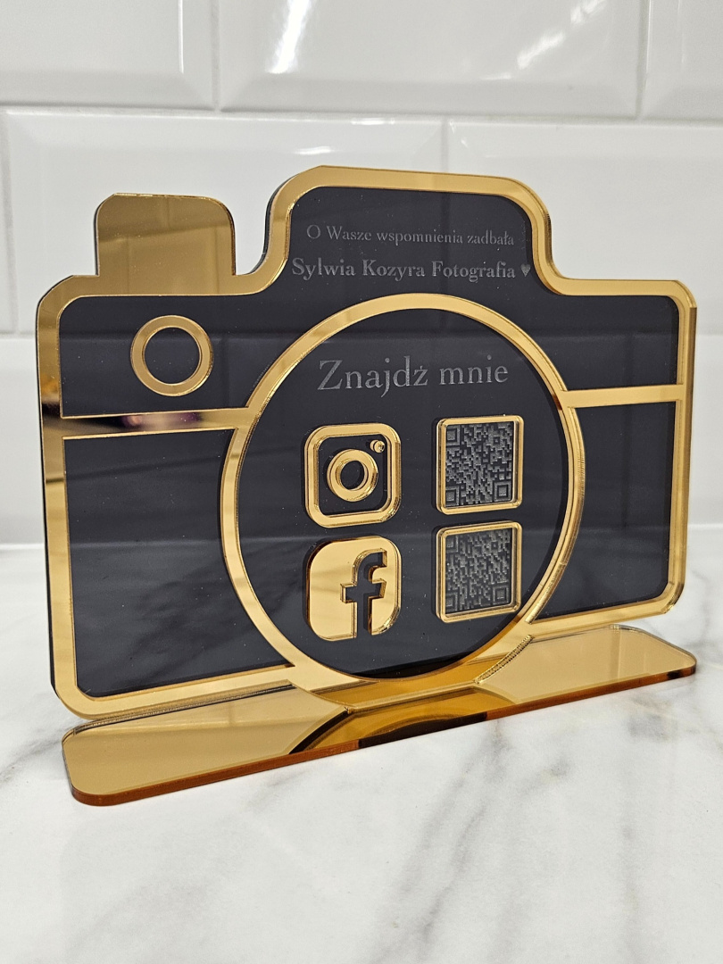 Prezenter-stand-stojak-z-logiem-i-kodem-QR-Aparat-dla-fotografa-3