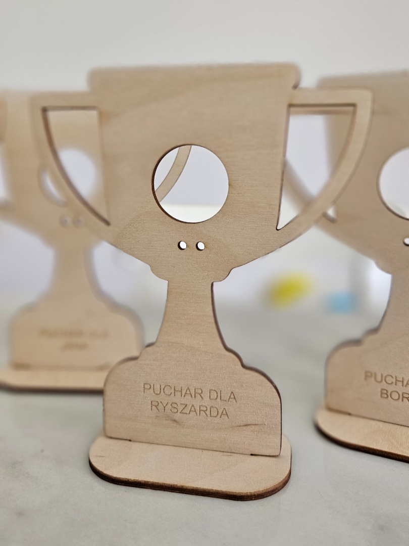 Puchary-z-imionami-ze-sklejki-1